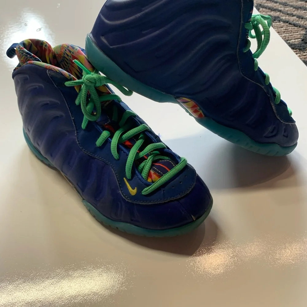 Vibrant Blue Kids Shoes with Green Laces size 3y unisex